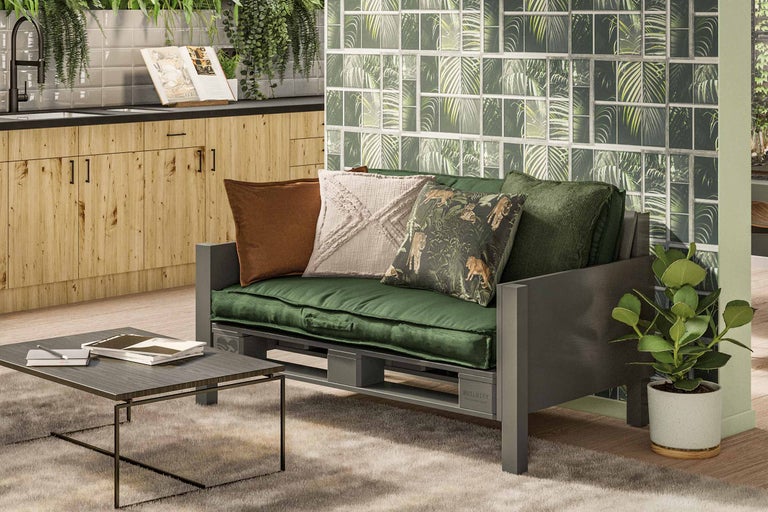 Woonkamer met palletbank, salontafel en decoratie