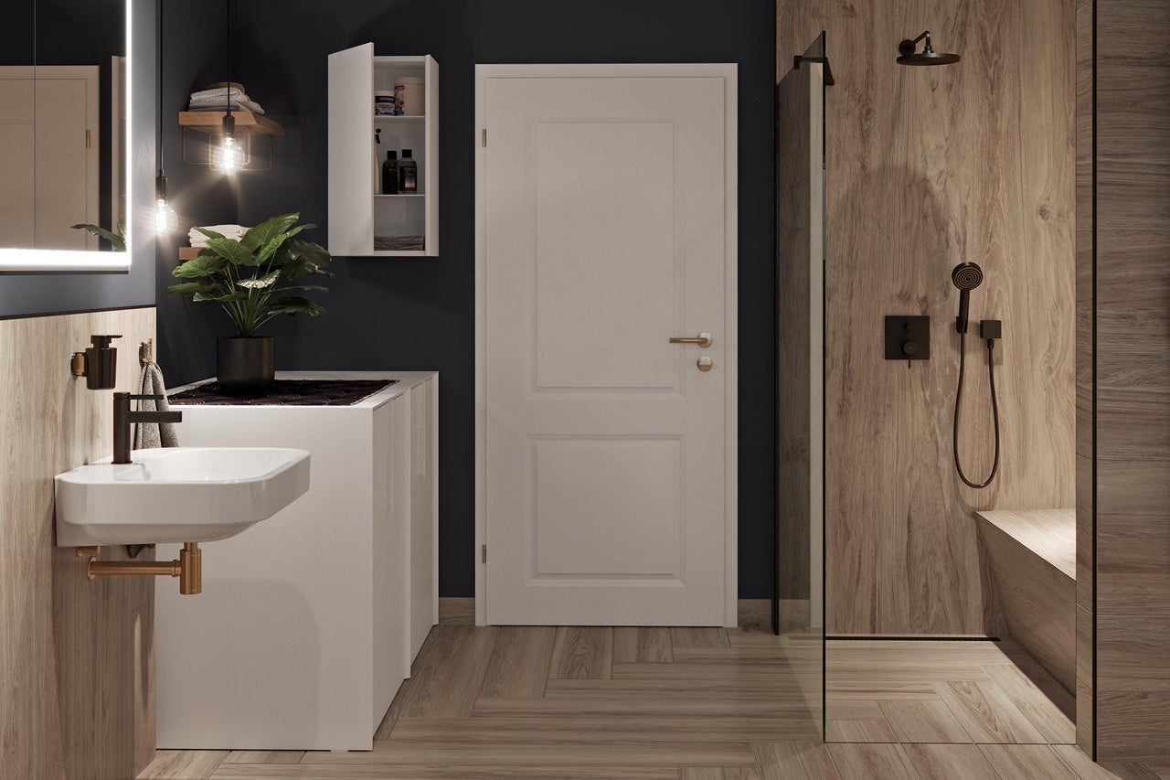 Moderne badkamer met wastafel, spiegelkast, douche en houten vloer