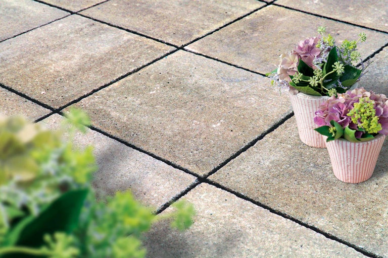Klinkers op een terras met twee bloempotten