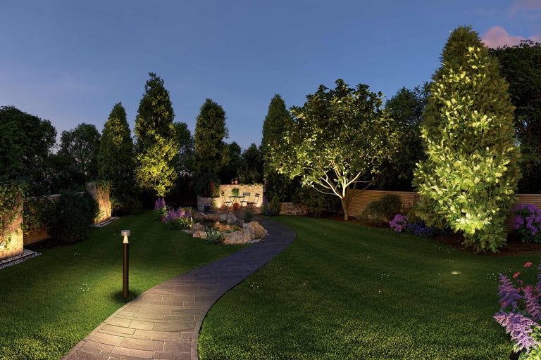 Tuin met verlichting, pad, vijver en zithoek