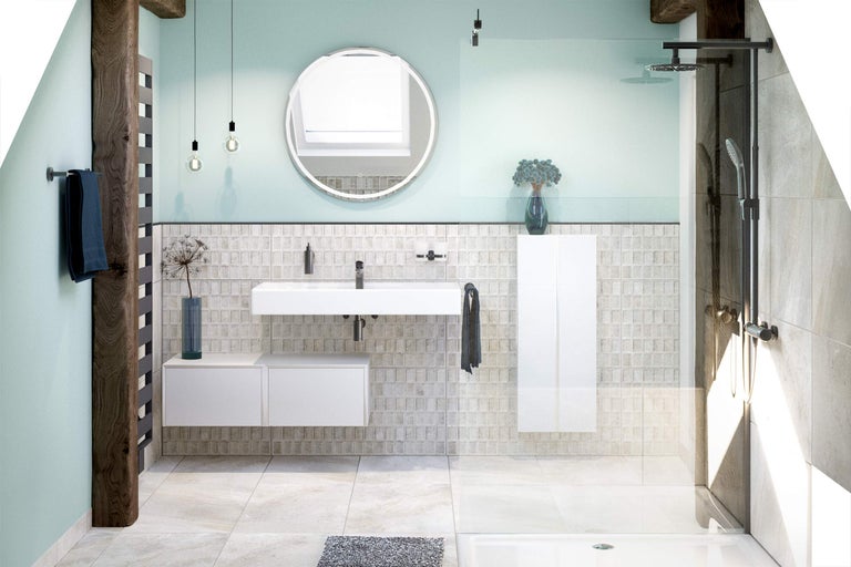 Lichte badkamer met douche, wastafel, spiegel en decoratie