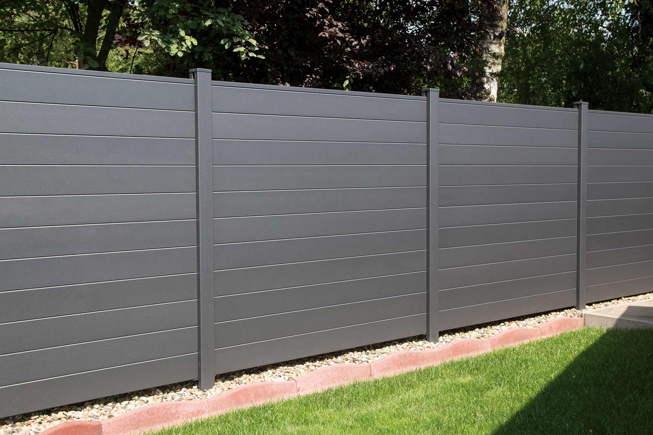 Grijs privacy scherm in de tuin