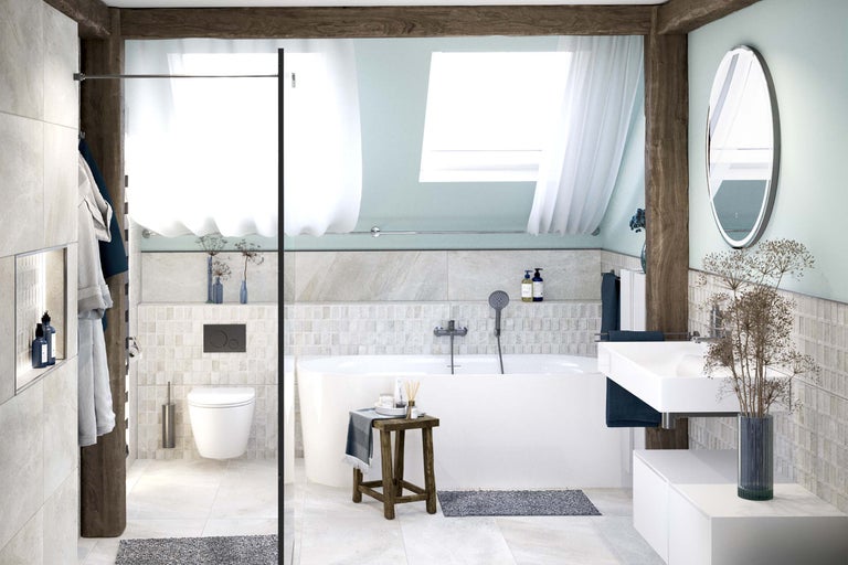 Lichte badkamer met ligbad, wastafel, toilet en glazen douchewand.