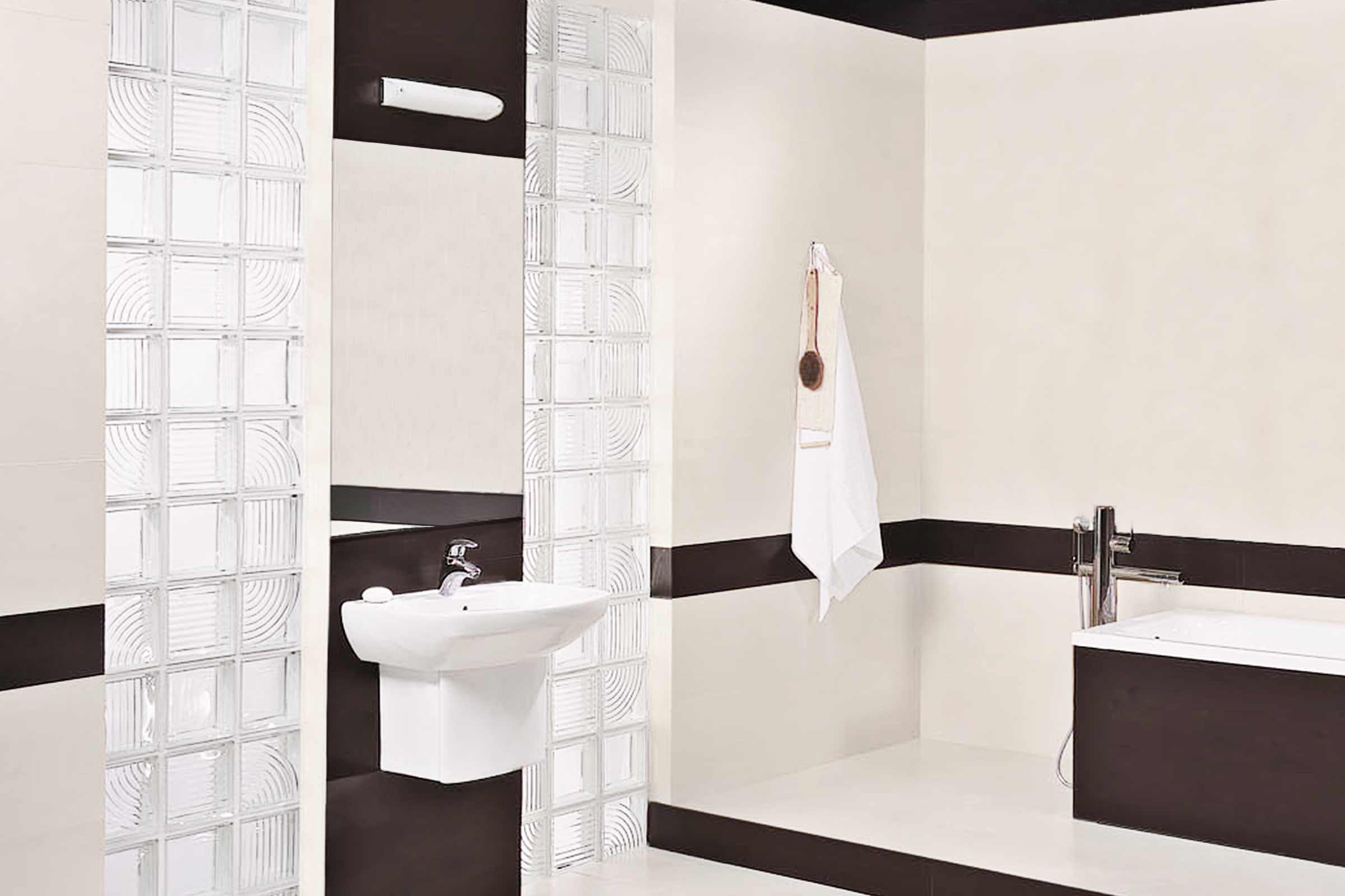 Badkamer met wastafel, bad en glazen bouwstenen