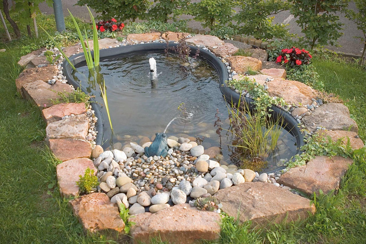 Tuinvijver met stenen, planten en vijverfiguur
