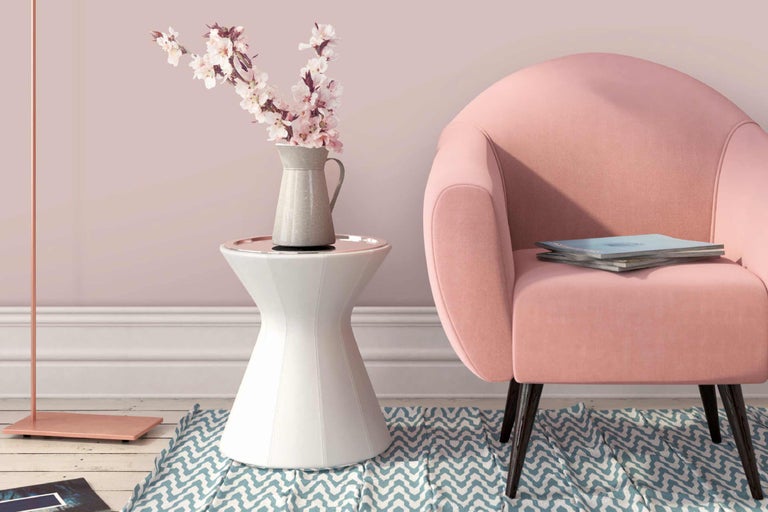 Woonkamer scène met fauteuil, bijzettafel en bloemenvaas