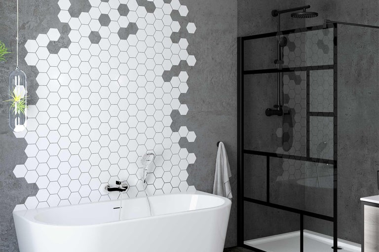 Badkamer met vrijstaand bad, douchecabine en zeshoekige wandtegels