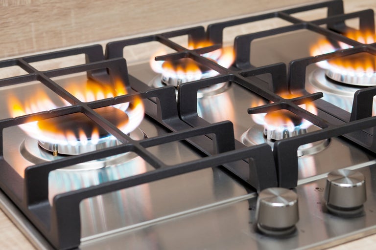 Gasfornuis met brandende vlammen.