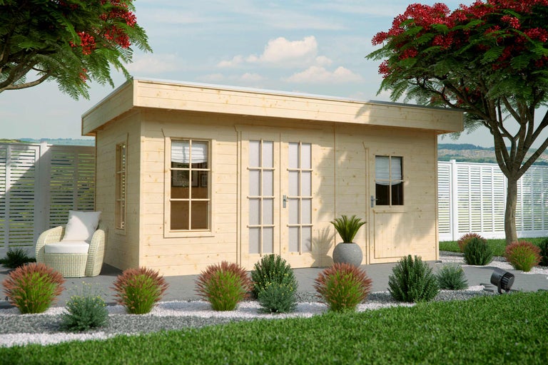 Houten tuinhuis met dubbele deur, ramen en omliggend tuinlandschap