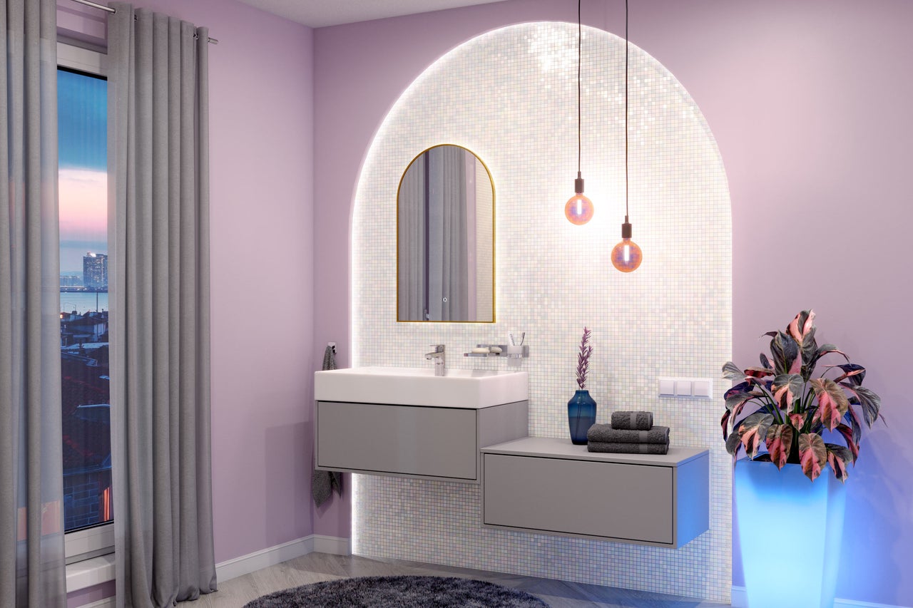 Moderne badkamer met wastafel, spiegel, verlichting en decoratie