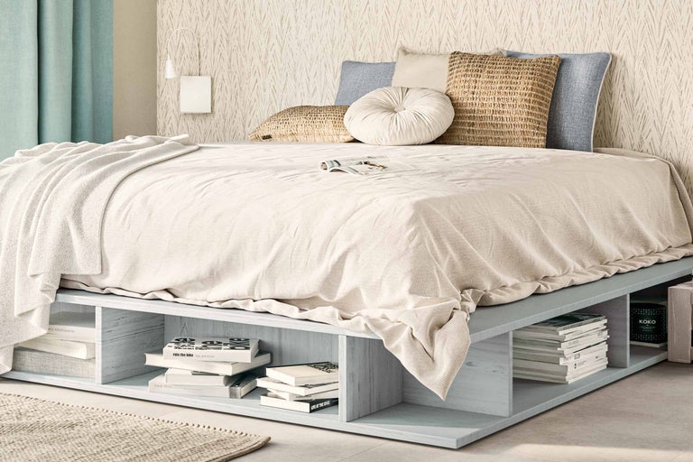 Slaapkamer met bedframe en opslagruimte