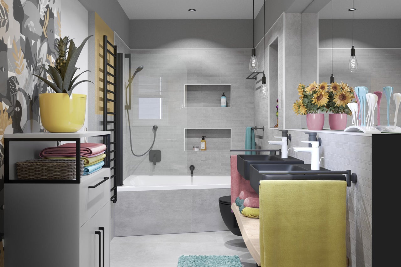 Moderne badkamer met bad, douche, wastafels en decoraties