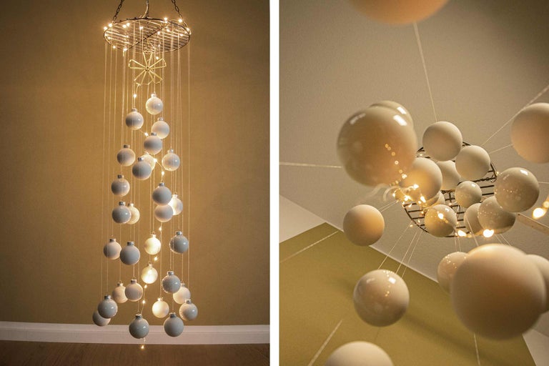 Decoratieve hanglamp met bollen en fijne lichtkettingen voor binnen