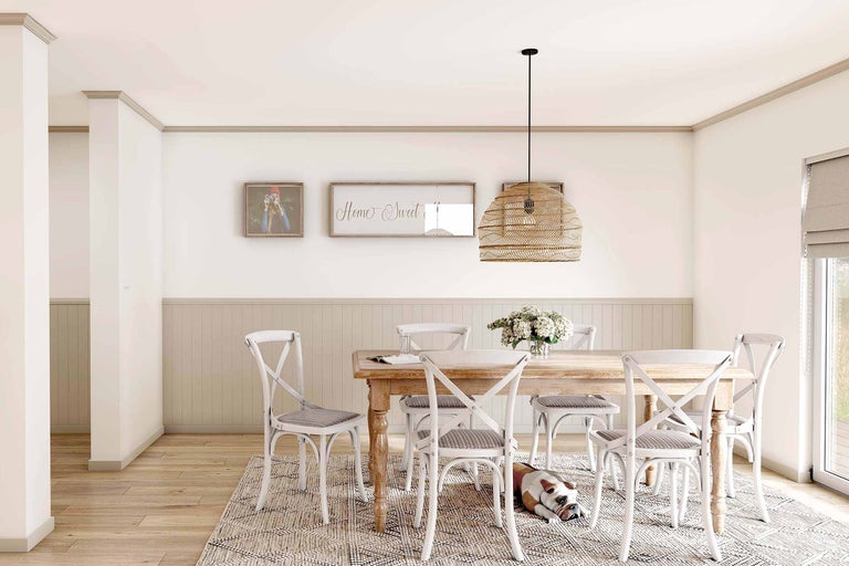 Eetkamer met houten tafel, stoelen, hanglamp en vloerkleed