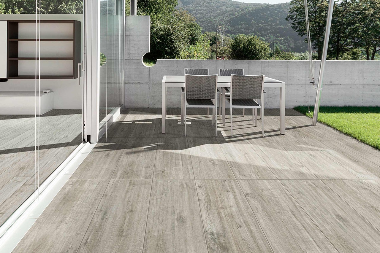 Terras met tuinmeubelen en vloertegels in houtlook
