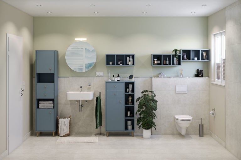 Lichte badkamer met wastafel, spiegelkast, planken en toilet.