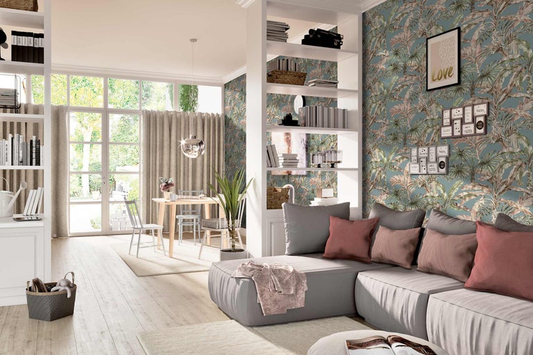 Lichte woonkamer met bank, rek, eettafel en tropisch behang