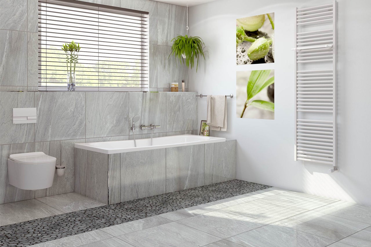 Badkamer met ligbad, toilet, radiator en jaloezie