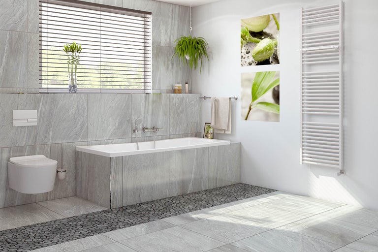 Badkamer met ligbad, toilet, radiator en jaloezie