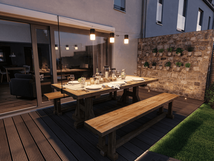 Scene met een gedekte houten tafel en banken buiten, verlicht met een lichtsnoer.