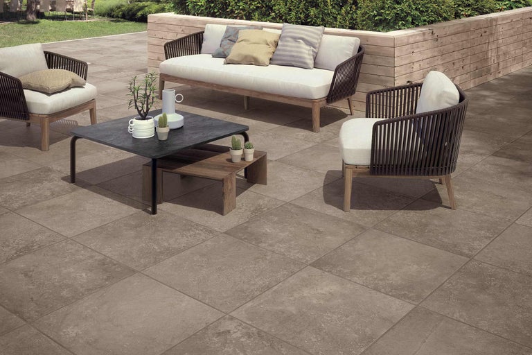 Terras met terrastegels, tuinmeubelen en decoratieve planten