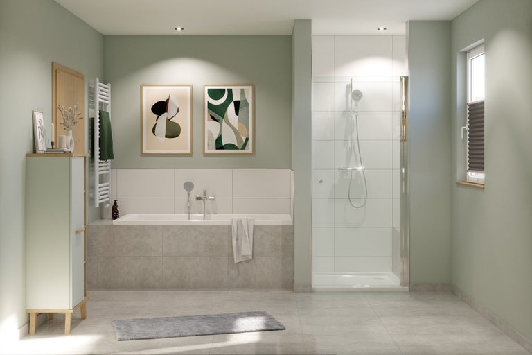 Lichte badkamer met ligbad, douche en wastafelonderkast