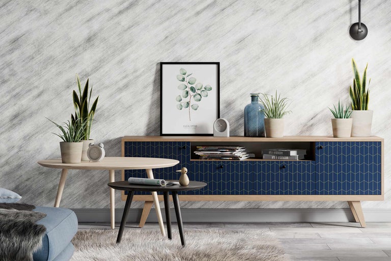 Woonkamer met dressoir, salontafels en kamerplanten