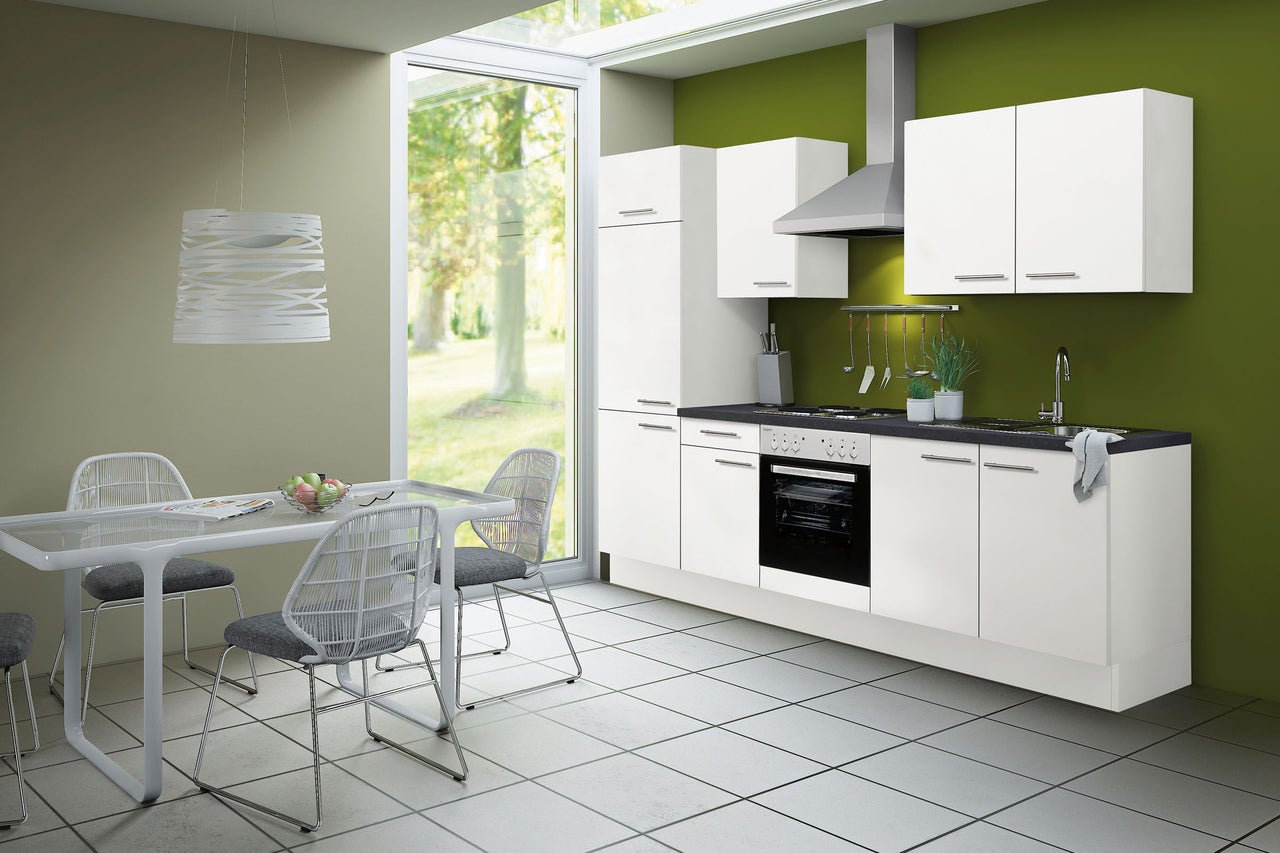 Lichte keuken met eettafel en stoelen in een modern ontwerp