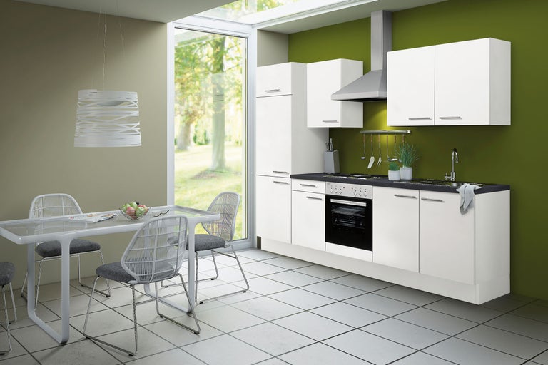 Lichte keuken met eettafel en stoelen in een modern ontwerp