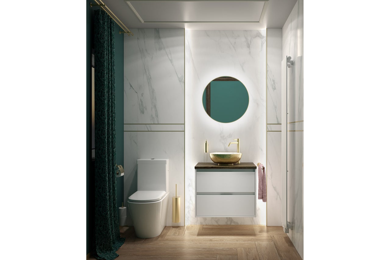 Moderne badkamer met toilet, wastafelonderkast, spiegel en decoratie