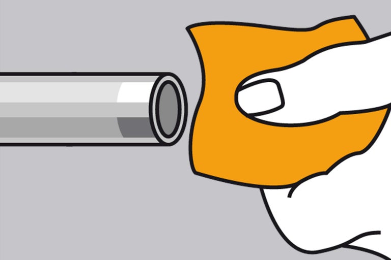 Een buis schoonmaken met een doek