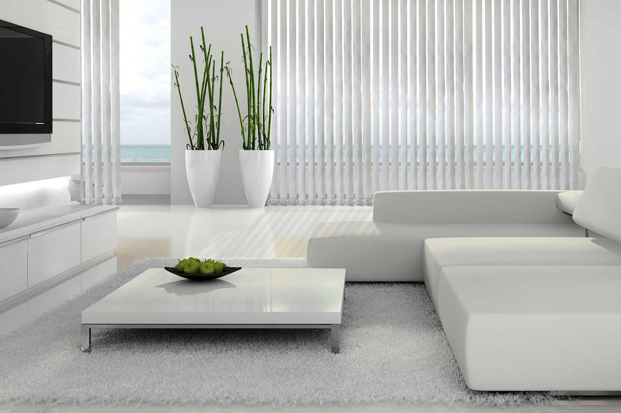 Moderne woonkamer met bank, salontafel en verticale jaloezieën
