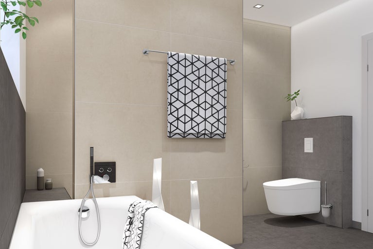 Moderne badkamer met ligbad, handdoekrek en wandcloset