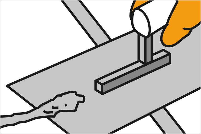 Illustratie van een persoon die met een rubberen hamer een oppervlak bewerkt