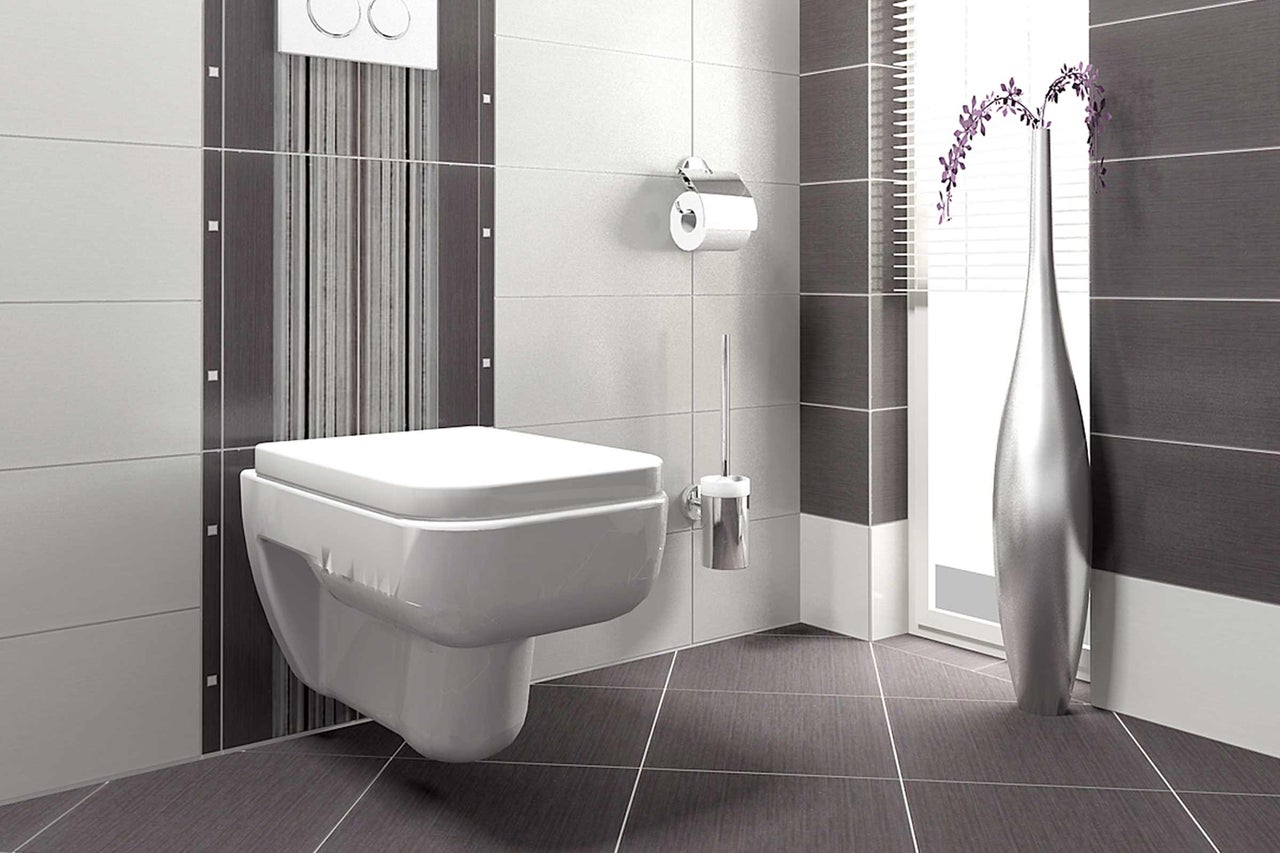 Badkamer met wandcloset, toiletpapierhouder, toiletborstel en vloertegels