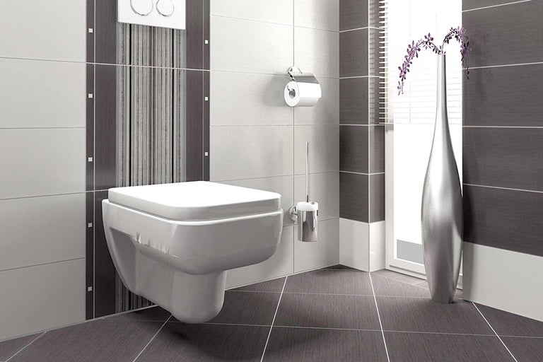 Badkamer met wandcloset, toiletpapierhouder, toiletborstel en vloertegels