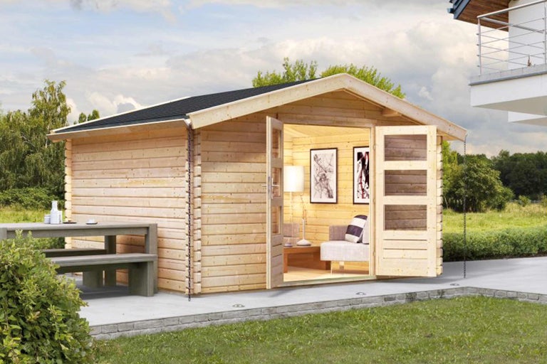 Houten tuinhuis met open deuren en meubels