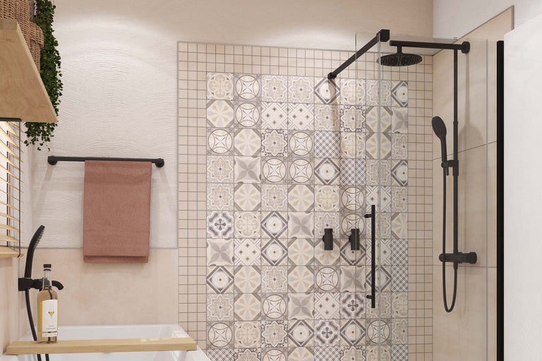 Lichte badkamer met douche, tegelmotieven en handdoekhouder