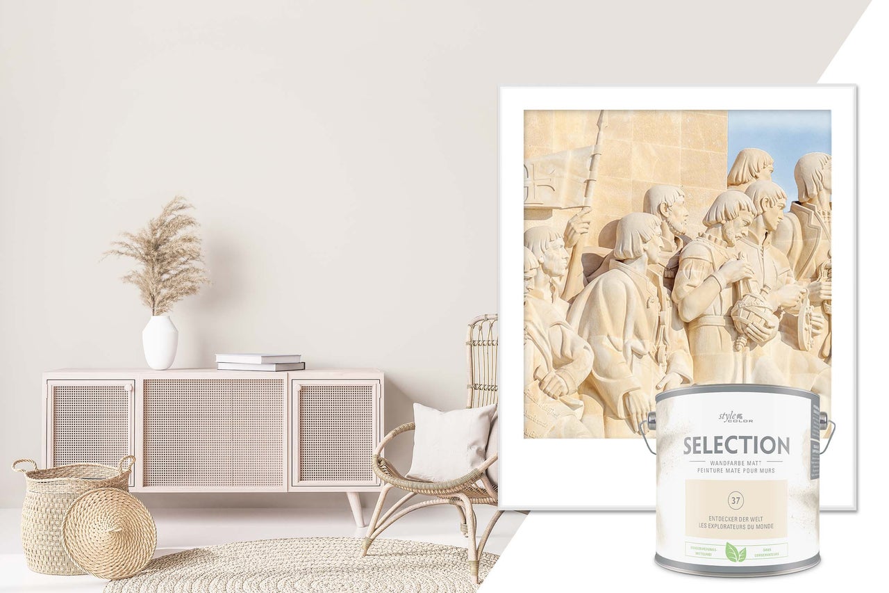 Lichte woonkamer met dressoir, decoratie, rotan stoel, gevlochten tapijt en een emmer StyleColor Selection muurverf mat