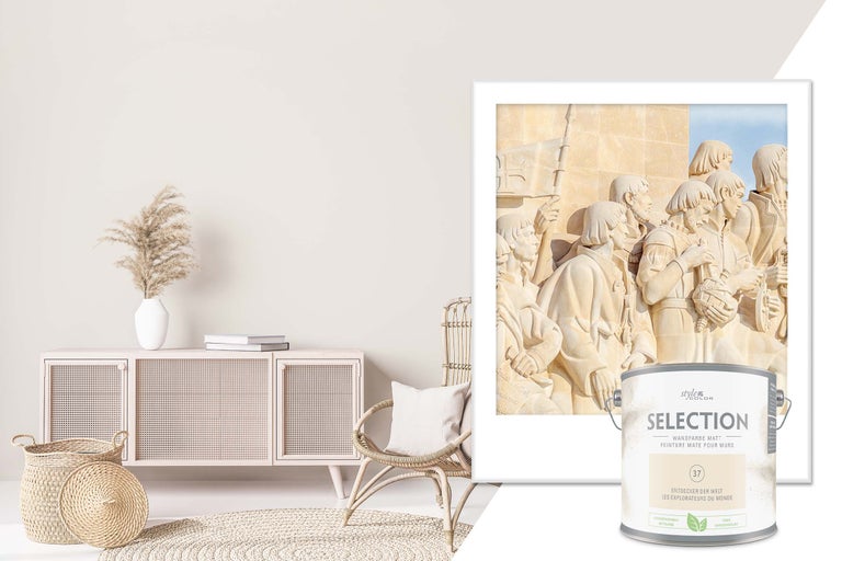 Lichte woonkamer met dressoir, decoratie, rotan stoel, gevlochten tapijt en een emmer StyleColor Selection muurverf mat