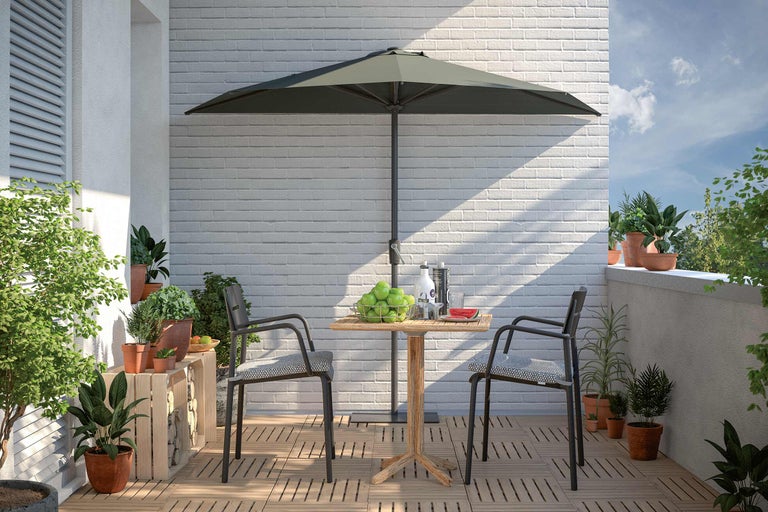 Balkon met parasol, tafel en stoelen op houten vloer