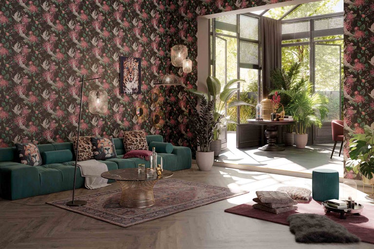 Woonkamer met patroonbehang, bank, salontafel en planten voor een levendige sfeer