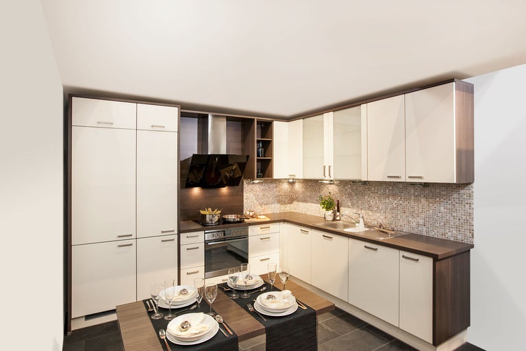 Lichte keuken met eettafel en servies