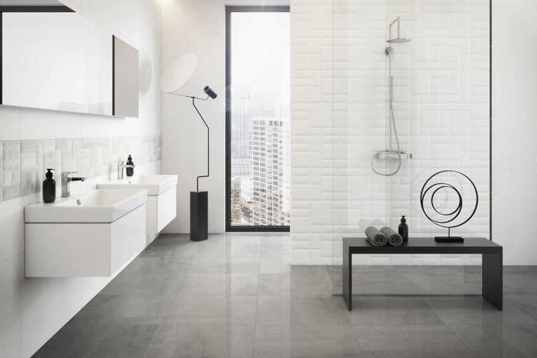 Lichte badkamer met dubbele wastafel, douche en grijze vloertegels