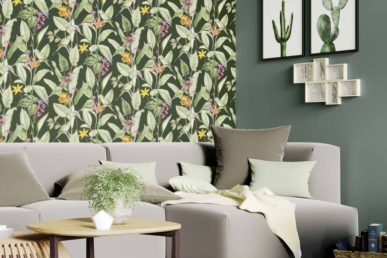 Woonkamer met bank en botanisch behang met bladeren, bloemen en vogels