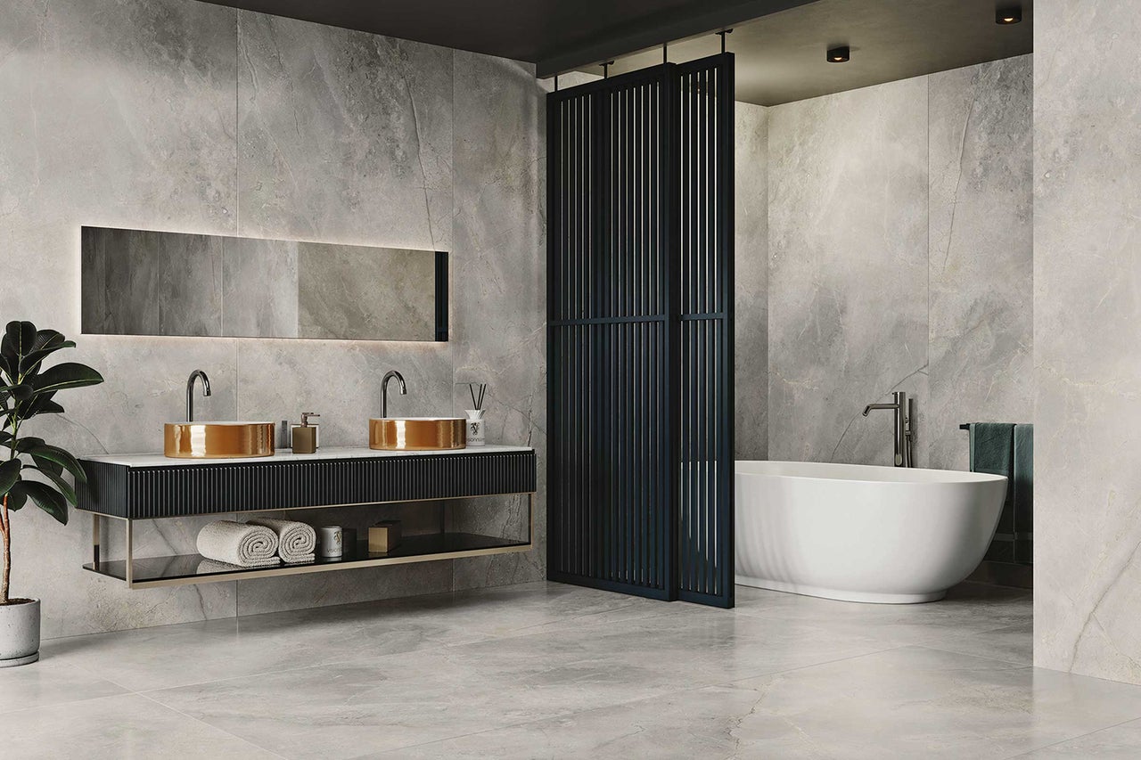 Moderne badkamer met dubbele wastafel, vrijstaand bad en schuifdeur