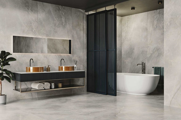 Moderne badkamer met dubbele wastafel, vrijstaand bad en schuifdeur