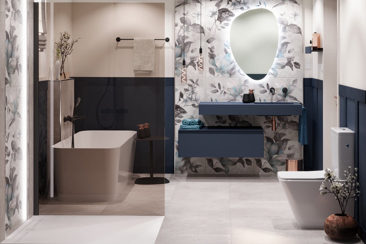 Moderne badkamer met bad, wastafel, toilet en bloemaccenten