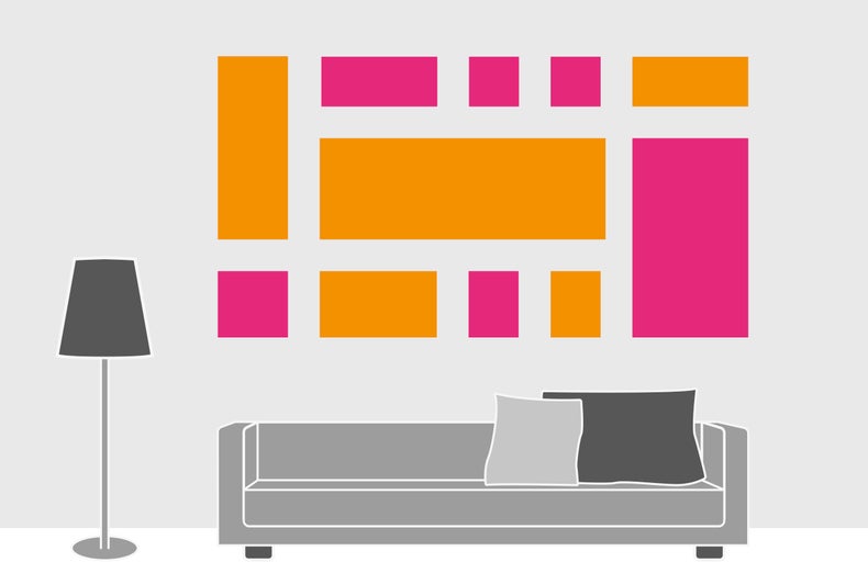 Woonkamer met bank, staande lamp en wanddecoratie met rechthoeken