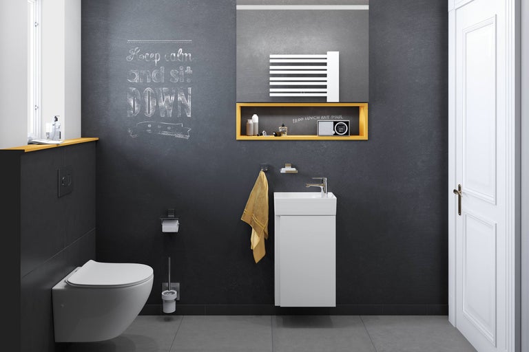 Moderne badkamer met toilet, wastafelonderkast, spiegel en accessoires.